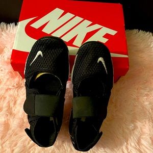 Nike (Rift) Black/White Size 1y